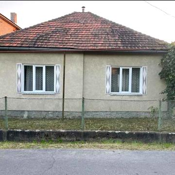 Продаж будинку із земельною ділянкою