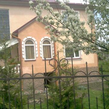 2 Будинки в Мостиськах : 2 поверхи 250 м2+гостьовий будинок 65м2