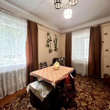 Продам 2-комнатную квартиру с отдельным двором