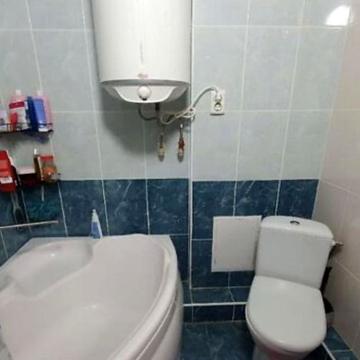 Продається двохкімнатна квартира в районі Виставки.