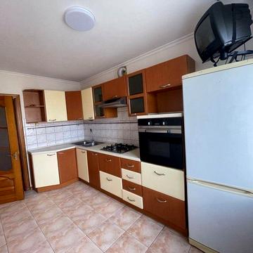 Продається трьохкімнатна квартира в районі Ближніх Гречан.
