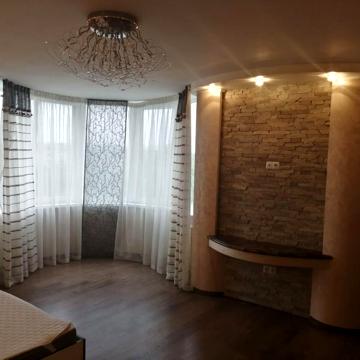Продається трьохкімнатна квартира в Центрі.