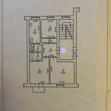 Продається трьохкімнатна квартира в будинку у самому центрі міста.