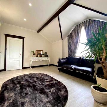 Продам новий дім з сучасним ремонтом біля соснового лісу.