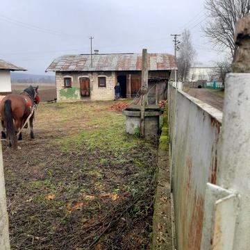 Земельна ділянка з будинком та прибудовами