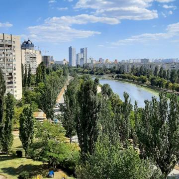 Большая квартира возле метро Левобережная и Русановского канала