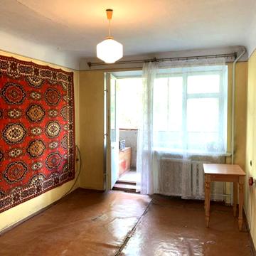 Продається двохкімнатна квартира в районі Виставки.