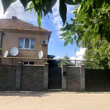 Продається будинок на пів особняк
