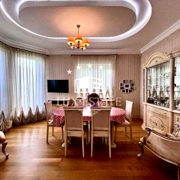 В продаже дом с бассейном в районе Лысой Горы