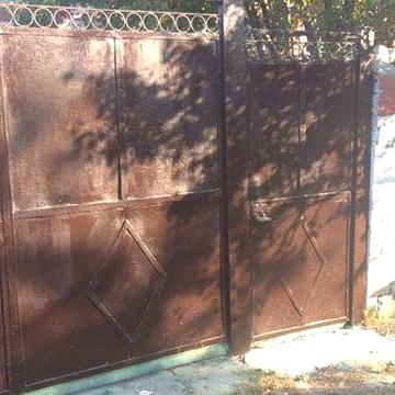 Продам два дома на одном участке