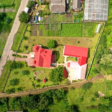 Будинок 2 входи з функціональним цоколем, Басейн та гостевою будівлею