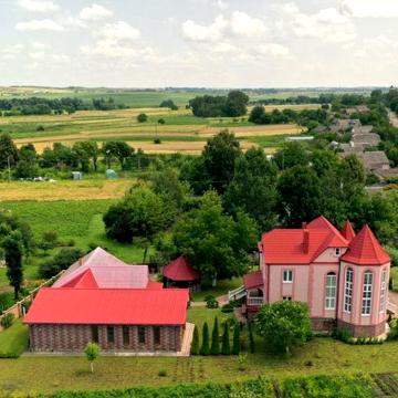 Будинок 2 входи з функціональним цоколем, Басейн та гостевою будівлею