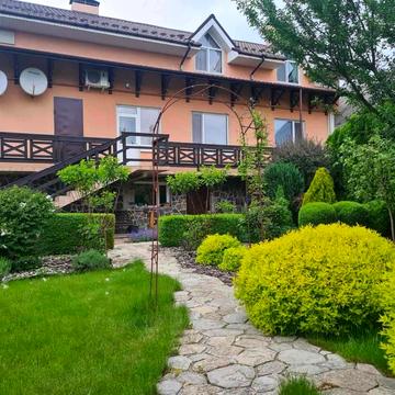 Добротний будинок в спокійному районі міста.