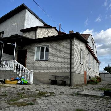 1/2 будинку з можливістю відокремлення фасадноі частини під бізнес