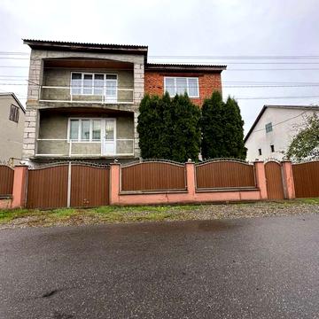 Продається триповерховий будинок у м. Тячів в чудовому стані