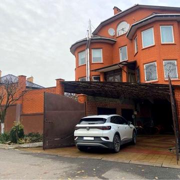 Продається 2-поверховий будинок , 10сотих землі Південо-Захід