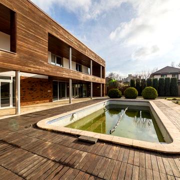 будинок Старі Петрівці з басейном