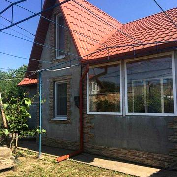 Двоповерховий будинок в селі Маяки