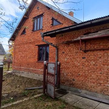 Жилий будинок з господарськими спорудами в Берегометі
