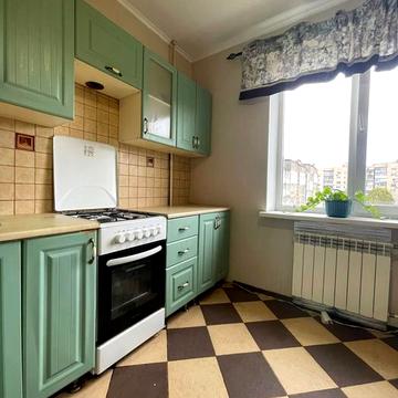 Продається трьохкімнатна квартира, Озерна