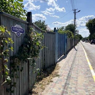 Продам фасадну земельну ділянку з будинком, Гореничі, вул. Соборна