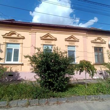 КВАРТИРА:94кв.м,ЦЕНТР,ІСТОРИЧНА ЗАБУДОВА,відмінний стан,підвал 45кв.м.