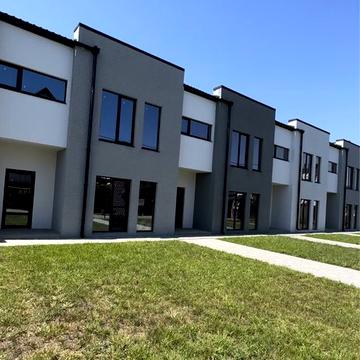 ТаунХаус з червоної цегли 104м2, Двір та парковка під 2 авто