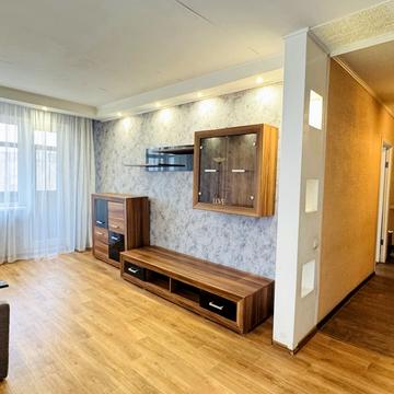 Космонавтів вул., 27