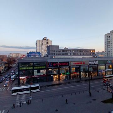 Камянецька вул., 38