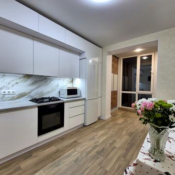 Олега Антонова вул. (Карла Маркса), 13б