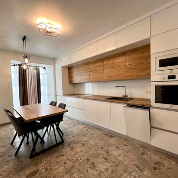 Андрія Мельника вул., (Будинок 4)