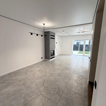 Місячна вул.