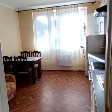 Бельведерська вул., 42