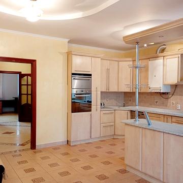 Євгена Коновальця вул., 88а