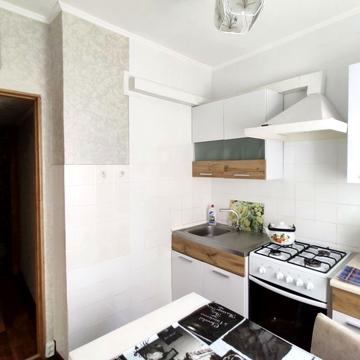 Космонавтів вул., 22