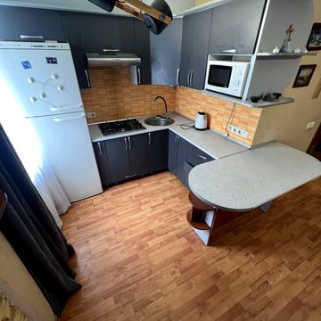 Камянецька вул., 84