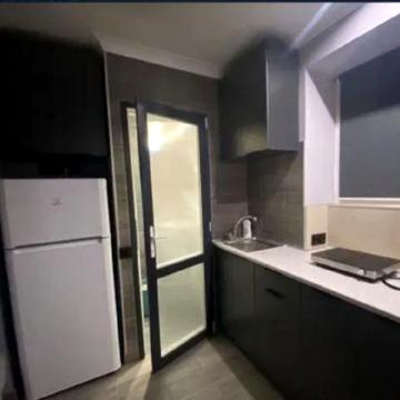 Угорська вул., 7