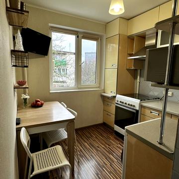 Героїв Крут вул. (Валентини Терешкової), 8