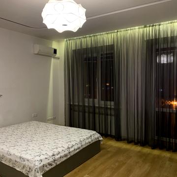 майдан Захисників України пл. (Повстання), 1