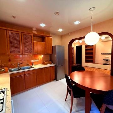 майдан Конституції пл., 20