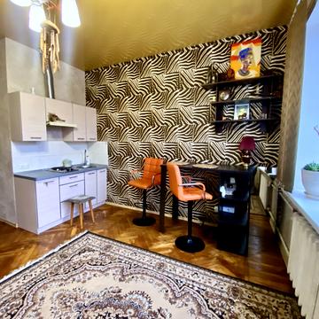 Добровольців вул., 5