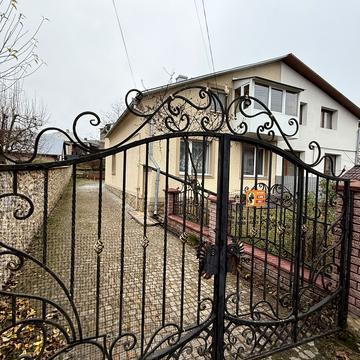 Підлісна вул., 9