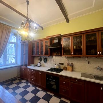 Пекарська вул., 36