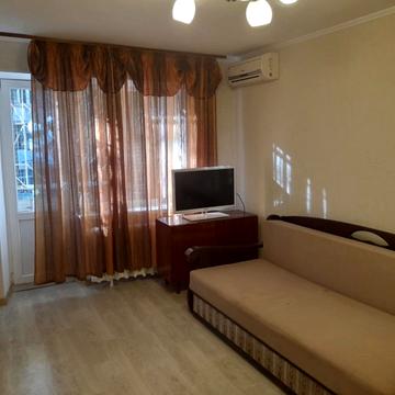 Космонавтів вул., 4