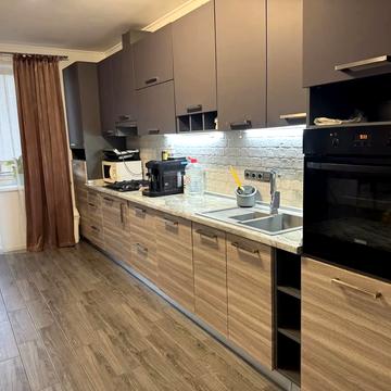 Олександра Хіри вул., 19