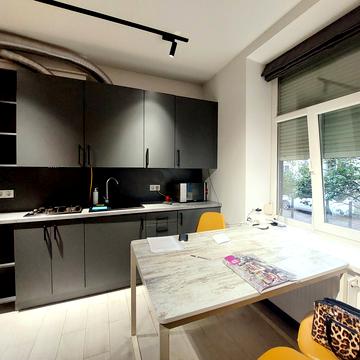 Євгена Коновальця вул. (), 120