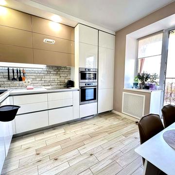 Валерія Лобановського вул., 28