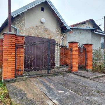 Леоніда Каденюка вул., 44