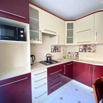 Василя Симоненка вул., 32