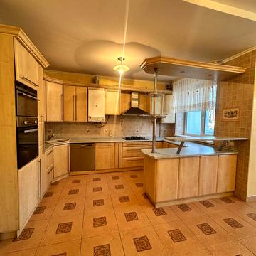 Військова вул., 2